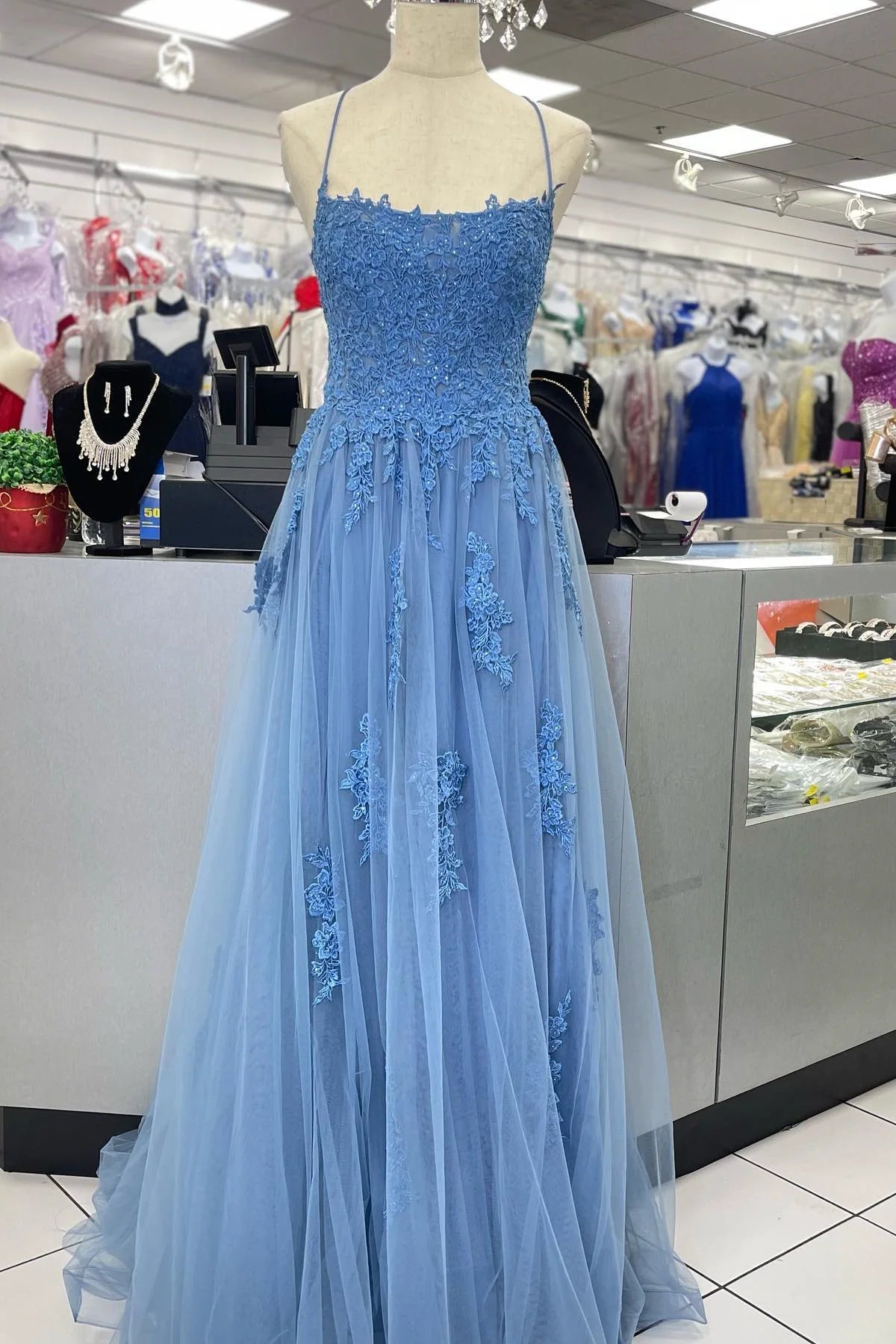 Vestido largo formal de fiesta con tirantes finos y apliques de encaje azul de Weitese